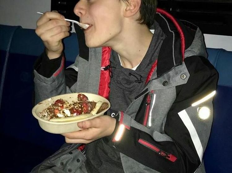 Yuk Intip Pose Menggemaskan Noah Scnapp Saat Makan Ini