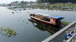 Aduh! Lewat Jembatan Apung Ini Harus Bayar Lho..