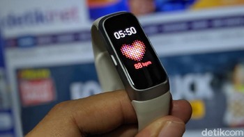 Galaxy Fit  mengusung layar AMOLED berukuran 0,95 inch. Foto: Adi Fida Rahman/detikINET