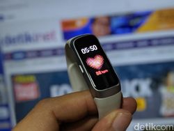 Unboxing Galaxy Fit, Gelang Pintar Samsung Pesaing Mi Band 4