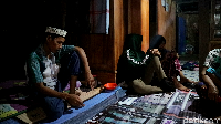 Ramli (kiri) sedang bersedih karena kekasihnya bunuh diri.