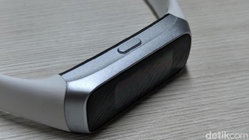 Bagian atasnya punya tombol. Foto: Adi Fida Rahman/detikINET