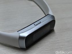 Unboxing Galaxy Fit, Gelang Pintar Samsung Pesaing Mi Band 4
