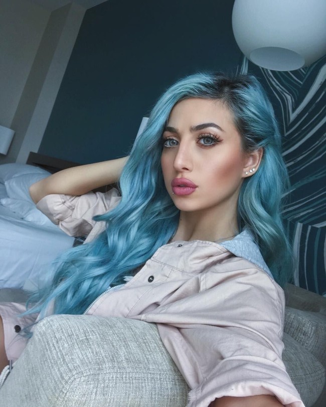 Mewarnai rambutnya dengan warna biru, Rozana cantik bak mermaid. Foto: instagram @model_roz