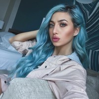 Mewarnai rambutnya dengan warna biru, Rozana cantik bak mermaid. Foto: instagram @model_roz