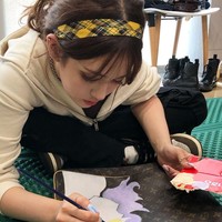 Inilah momen ketika bintang K-Pop Jeon So Mi melukis di atas tas Louis Vuitton miliknya yang berharga puluhan juta rupiah. Penyanyi cantik berusia 18 tahun itu tampak memegang kuas kecil dan duduk di atas karpet hijau. Foto: Instagram @somsomi0309