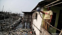 Warga sangat mengandalkan air hujan untuk kebutuhan mandi dan mencuci.