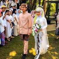 Kebaya pengantin putih yang panjangnya hingga hampir menyapu lantai menjadi pilihan Fildza Hasnamudhia untuk akad nikah. Sentuhan glamour terlihat pada penerapan veil yang panjangnya hingga menyapu lantai. Foto: Instagram @iqbaal.e, Instagram @danikadaviscamakeup