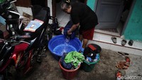 Biasanya air tersebut digunakan untuk mencuci pakaian dan memasak. 