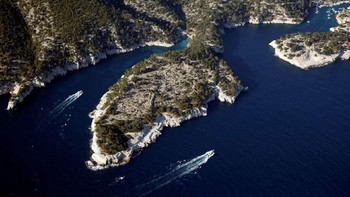 Taman Nasional Calanques, taman nasional Prancis yang terletak di Bouches-du-Rhône. Taman ini didirikan pada tahun 2012. Seperti ini lah penampakannya saat dipotret dari ketinggian. Jean-Paul Pelissier/Reuters.