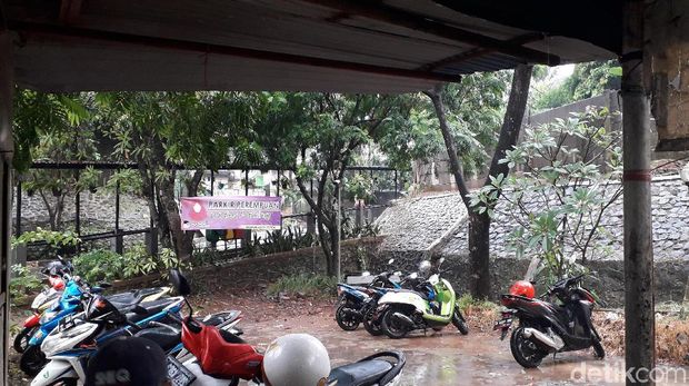Area parkir untuk wanita sebenarnya tak ubahnya 'Ladies Parking' seperti di pusat-pusat perbelanjaan pada umumnya. Hanya saja, tempat parkir pisah ini menyediakan juga parkir khusus pria, yang jarang ada di mal.