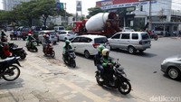 Sejumlah pengendara motor nekat melawan arus dengan alasan untuk mempersingkat waktu tempuh.