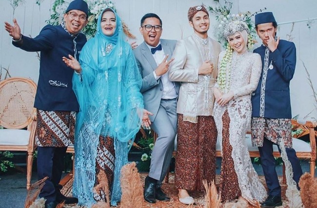 Untuk resepsi pernikahan, Fildza Hasnamudhia berganti dengan kebaya berwarna beige yang kaya detail bebatuan. Siger dengan kembang goyang tetap menjadi aksesori utama yang menghiasi hijabnya. Foto: Instagram @iqbaal.e, Instagram @danikadaviscamakeup