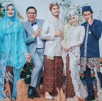 Kakak Iqbaal Ramadhan, Fildza Hasnamudhia atau akrab disapa Teh Ody oleh para penggemar adiknya, menggelar pernikahan dengan adat Sunda pada Minggu (7/7/2019). Teh Ody menjelma menjadi pengantin Sunda yang memakai hijab dan siger. Foto: Instagram @iqbaal.e, Instagram @danikadaviscamakeup