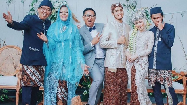 Kakak Iqbaal Ramadhan, Fildza Hasnamudhia atau akrab disapa Teh Ody oleh para penggemar adiknya, menggelar pernikahan dengan adat Sunda pada Minggu (7/7/2019). Teh Ody menjelma menjadi pengantin Sunda yang memakai hijab dan siger. Foto: Instagram @iqbaal.e, Instagram @danikadaviscamakeup
