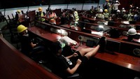 Aksi protes tersebut membuat sebagian demonstran memaksa masuk dan merusak sejumlah barang yang ada di dalam Gedung Parlemen Hong Kong. Tyrone Siu/Reuters.