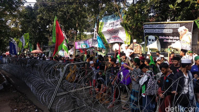 Kawal Sidang Vonis, Pendukung Habib Bahar Padati Lokasi Persidangan