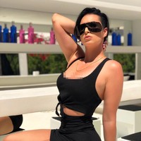 Zahra dikenal sebagai model selebgram yang memiliki 1 juta follower di Instagram. Media sosial berbasis foto tersebut ia jadikan sebagai platform untuk memamerkan kepiawaiannya berpose. Foto: Instagram/@zahraelise