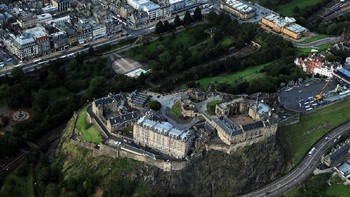 Potret Kastil Edinburgh yang diabadikan dari udara. Kastil yang dibangun pada 900 tahun lalu ini berfungsi sebagai benteng dan memiliki berbagai cerita, termasuk cerita misteri. David Cannon/Getty Images.