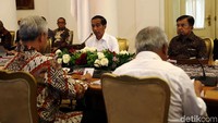 Jokowi turut didampingi Wapres Jusuf Kalla dalam ratas di Ruang Garuda, Istana Kepresidenan, Bogor, Jawa Barat, Selasa (9/7) tersebut.