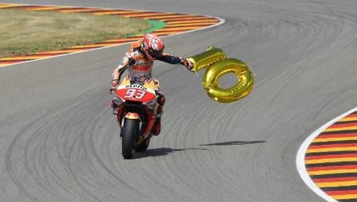 JUDI ONLINE Pebalap Repsol Honda, Marc Marquez, merayakan kemenangan di MotoGP Jerman. (Foto: Tobias Schwarz/AFP)
