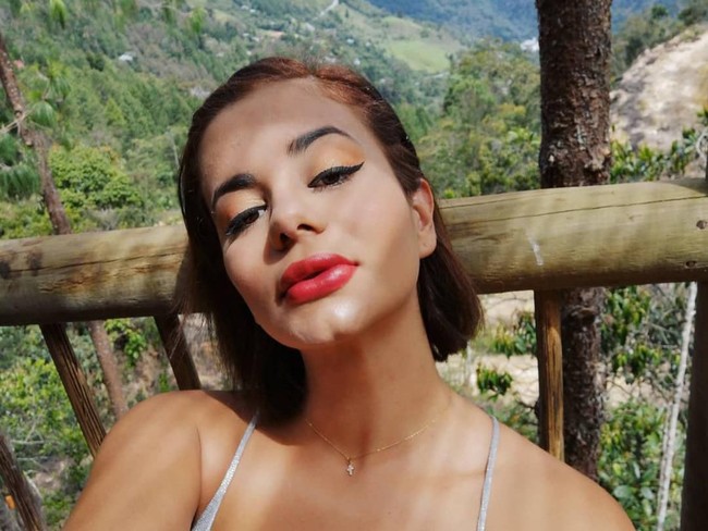 Lahir dengan nama asli Alejandra Omana, wanita 26 tahun asal Kolombia tersebut kini kembali jadi sensasi setelah mengumumkan membangun universitas porno. Di universitas tersebut, Amaranta sendiri yang menjadi dosen. Dia akan berbagi ilmu seputar produksi dan akting dalam pembuatan pornografi.  Foto: dok. Instagram