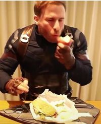 Mau Cepat Kurus? Tiru Gaya Makan Kocak 'Captain America' Ketika Diet 