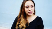 Ia pun mengatakan kini dirinya tengah dekat dengan bule yang berusia jauh lebih tua darinya. Pool/Palevi S/detikFoto.