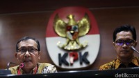 Wakil ketua KPK Saut Situmorang dan Juru Bicara KPK Febri Diansyah memberikan keterangan pers di Kantor KPK, Jakarta, Selasa (9/7/2019).