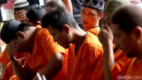 Para tersangka dijerat pasal 114 Undang-undang nomor 35 tahun 2009 tentang narkotika dengan ancaman maksimal hukuman mati.