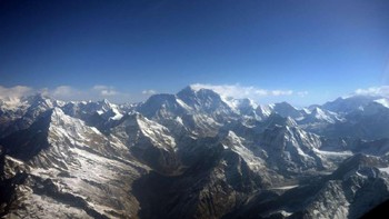 Seperti inilah pemandangan gunung tertinggi di dunia, yaitu Gunung Everest. Gunung ini memiliki ketinggian mencapai 8.850 meter dari permukaan laut. Prakash Mathema/Getty Images.