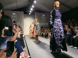 Batik dan Tenun Warnai Karya Para Siswa Sekolah Mode Italia