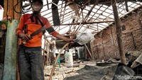 Sejumlah warga sedang membuat saluran untuk menampung air hujan.