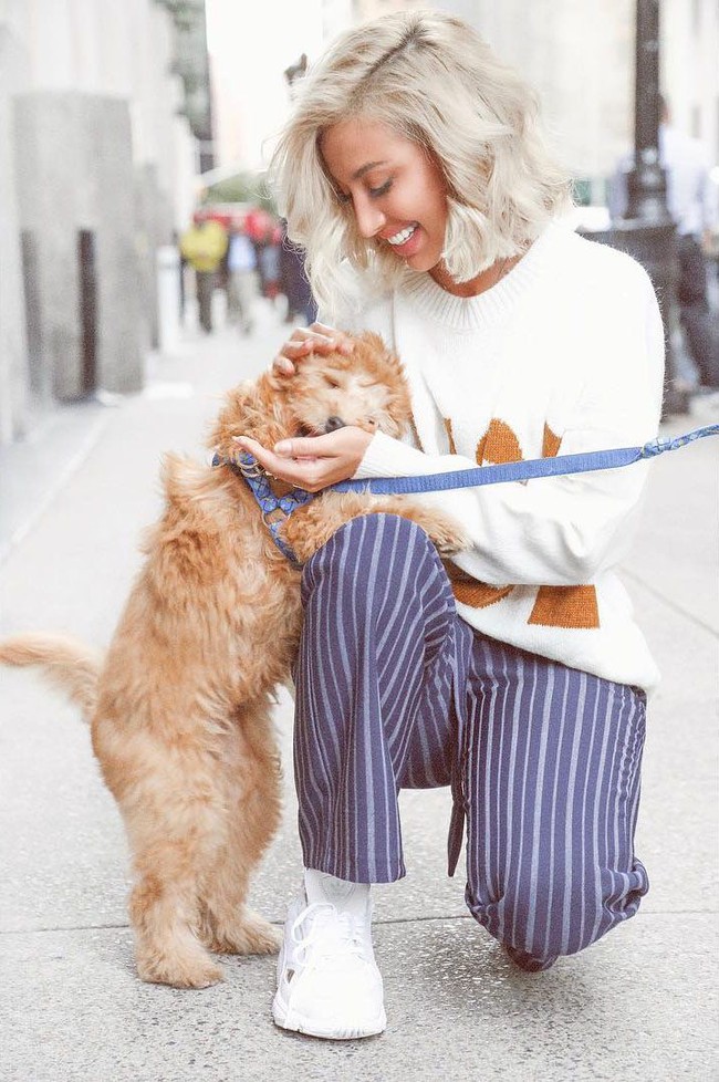 Rozana ternyata juga termasuk penyayang binatang. Ia memiliki anjing yang sangat lucu. Foto: instagram @model_roz