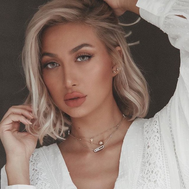 Seorang model sekaligus influencer asal Arab Saudi bernama Rozana menjadi wanita pertama yang berpose untuk kampanye Victorias Secret. Foto: Instagram @model_roz