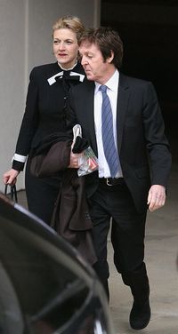 Fiona Shackleton bersama kliennya, Sir Paul McCartney.