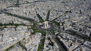 Pemandangan salah satu bangunan ikonik dan bersejarah di Kota Paris, Prancis. Bangunan itu adalah Arc de Triomphe. Bangunan ini dibangun pada tahun 1806 dan berada di tengah distrik keuangan La Defense di barat dan Museum Louvre di timur. Boris Horvat/ AFP/Getty Images