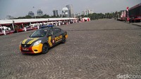 Sebuah mobil polisi nampak berpatroli di area sekitar kawasan Monas, Jakarta.