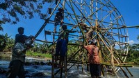 Kelompok Tani Sarimukti di Desa Manggungsari, Kabupaten Tasikmalaya, Jawa Barat, bergotong royong membangun kincir air untuk mengairi areal sawah memasuki musim kemarau. Antara Foto/Adeng Bustomi.