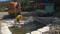 Memasuki musim kemarau, sulitnya mendapatkan air bersih jadi salah satu isu yang kerapkali terjadi. Di kawasan Sudimoro, Pacitan, Jawa Timur, misalnya. Demi memenuhi kebutuhan air untuk beraktivitas warga menyedot air dari kolam penampungan sementara di dalam kawasan aliran Sungai Kaligoro yang mulai mengering, Selasa (9/7/2019). Antara Foto/Destyan Sujarwoko.