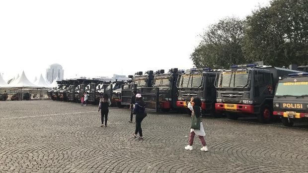 Kendaraan taktis Polri di Monas jelang upacara peringatan HUT ke-73 Bhayangkara