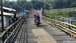 Aduh! Lewat Jembatan Apung Ini Harus Bayar Lho..