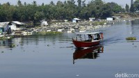 Sebelumnya warga harus menggunakan jasa perahu untuk menyebrang dengan tarif Rp 30 ribu sekali jalan. Jika pulang pergi warga harus mengeluarkan kocek sebesar Rp 60 ribu. Memang ada jalur darat yang bisa ditempuh, namun jarak dan waktu tempuhnya lebih jauh.