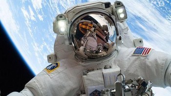 Secara teknis sebenarnya siapa pun bisa menjadi astronot, asalkan mereka setidaknya berada 50 mil di atas tanah. Tapi jangan coba-coba tanpa pengawasan ya! Foto: via Brainberries