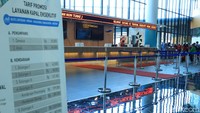 Konter pembelian tiket di lantai dua dermaga. Nyaman dan dilengkapi dengan pendingin ruangan (Randy/detikcom)  