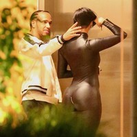 Kedekatan Lewis Hamilton dan Zahra Elise tertangkap kamera saat menghadiri pesta ulang tahun aktor Kevin Hart pada Sabtu (6/7/2019) di Los Angeles, Amerika Serikat. Foto: istimewa