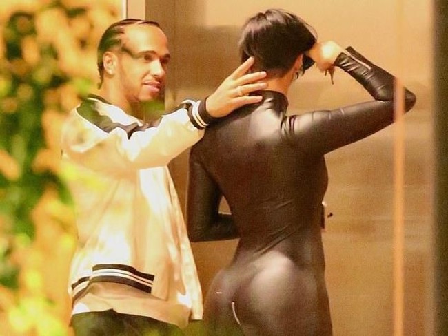 Kedekatan Lewis Hamilton dan Zahra Elise tertangkap kamera saat menghadiri pesta ulang tahun aktor Kevin Hart pada Sabtu (6/7/2019) di Los Angeles, Amerika Serikat. Foto: istimewa