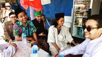 Usai mengunjungi Makam Sunan Gunung Jati di Cirebon, Aji menghidrasi tubuh dengan minuman isotonik. Pria 36 tahun ini memang sangat menyukai sejarah. Foto: Instagram ifalatas