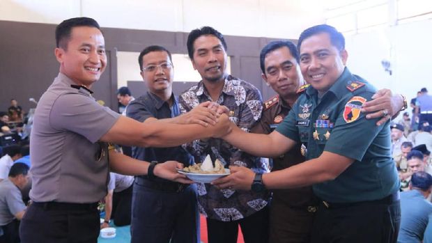 Bupati dan 600 Perangkat Desa Lurug Polres Madiun, Ada Apa?