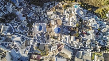 Desa kecil yang terletak di pulau Thira, Yunani ini bernama Desa Oia. Desa ini merupakan bagian dari Santorini. marchello74/Getty Images.